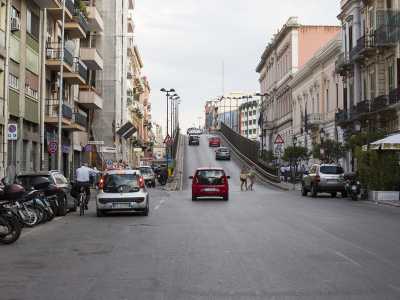 Siamo ora all�angolo con corso Cavour, il cui ultimo tratto finisce sotto il ponte XX settembre creando un �mini-mondo� dove portoni ed edifici storici si intervallano a insegne provenienti da tutte le nazioni